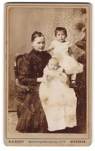 Fotografie N. A. Dietz, München, Sendlingerthorplatz 6, Portrait Mutter mit zwei Kindern in weissen Kleidern