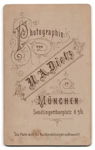 Fotografie N. A. Dietz, München, Sendlingerthorplatz 6, Portrait Mutter mit zwei Kindern in weissen Kleidern