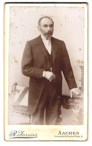 Fotografie R. Jarmer, Aachen, Friedrich-Wilhelm-Platz 4, Portrait Mann im Anzug mit Vollbart und weissen Schlips