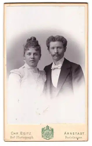 Fotografie Chr. Beitz, Arnstadt, Poststr. Portrait Ehepaar im Anzug und weissen Kleid mit Hochsteckfrisur