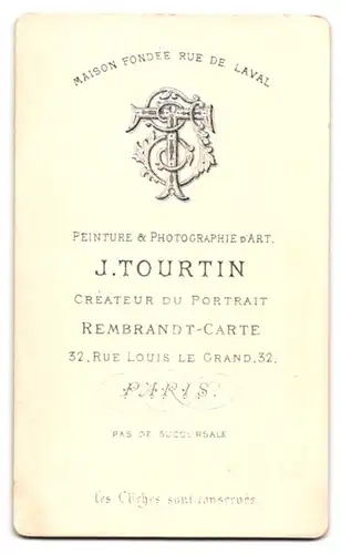 Fotografie J.Tourtin, Paris, Rue Louis le Grand 32, Portrait Herr im Anzug mit Fliege und Backenbart