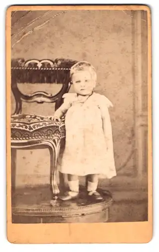 Fotografie J. B. Bernard, Wissembourg, Portrait Junge Victor Finster im weissen Kleid