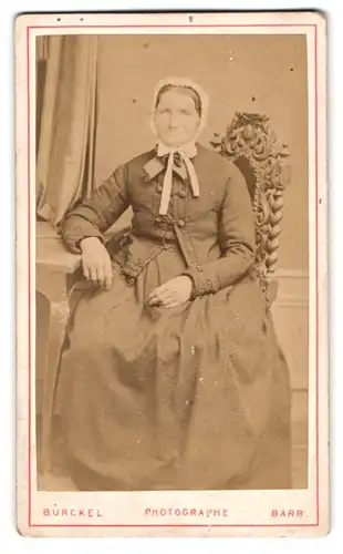 Fotografie Bürckel, Barr, Portrait ältere Dame im Kleid mit Haube