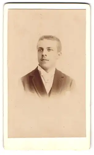 Fotografie Gustave Blampain, Chimay, Portrait junger Mann im Anzug mit weissem Schlips u. Bürstenhaarschnitt