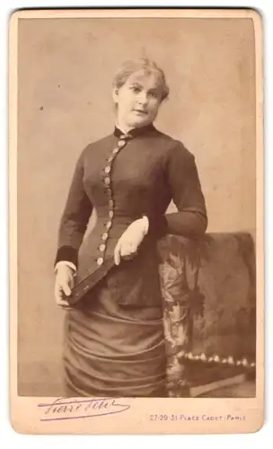 Fotografie Fierre, Paris, Place Cadet 27 /29 /31, Portrait Dame im Biedermeierkleid mit Fächer