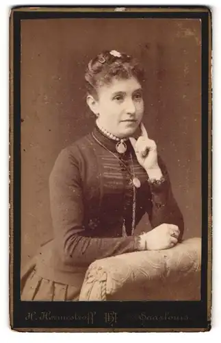 Fotografie H. Hermestroff, Saarlouis, Silberherzstr. 13, Portrait Dame im Biedermeierkleid mit Perlenkette