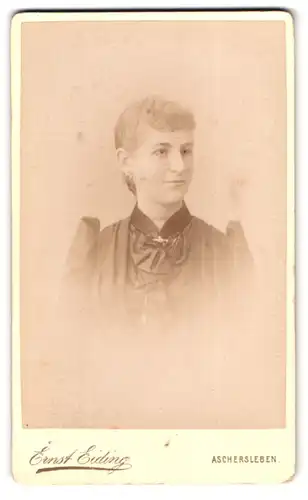 Fotografie Ernst Eiding, Aschersleben, über den Steinen 32, Portrait Frau im Biedermeierkleid mit Locken