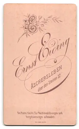 Fotografie Ernst Eiding, Aschersleben, über den Steinen 32, Portrait Frau im Biedermeierkleid mit Locken