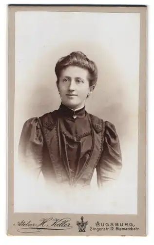 Fotografie H. Keller, Augsburg, Singerstr. 12, Portrait junge Frau im Biedermeierkleid mit Hochsteckfrisur