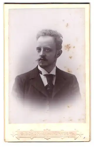 Fotografie Georg Schönau, Nürnberg, Bayreuther-Str. 20, Portrait Herr im Anzug mit Oberlippenbart