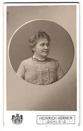 Fotografie Heinrich Körner, Schleiz, Post-Str. 3, Portrait Dame im Biedermeierkleid mit Locken