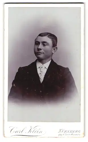 Fotografie Carl Klein, Nürnberg, Portrait junger Mann im Anzug mit weisser Krawatte