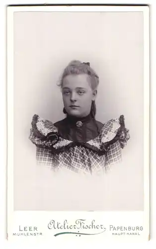 Fotografie Fischer, Leer, Mühlenstr., Portrait Maria Meyer im karierten Kleid mit Puffärmeln