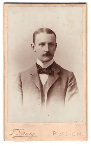 Fotografie F. Gerwig, Pforzheim, Westl .Karl.Friedrichstr. 40, Portrait Mann im Anzug mit Fliege und Moustache
