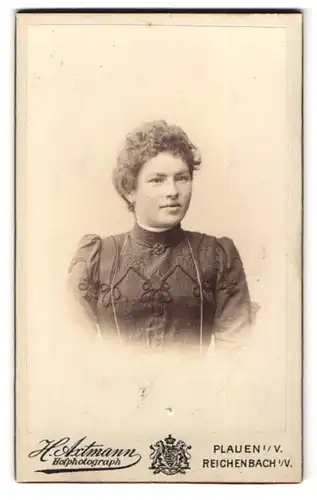 Fotografie H. Axtmann, Plauen i. V., Bahnhofstr. 27, Portrait junge Frau im Biedermeierkleid mit Locken
