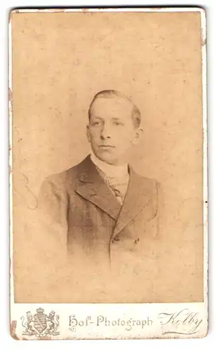 Fotografie J. F. Kolby, Plauen i.V., neben der Post, Portrait junger Mann im karierten Anzug