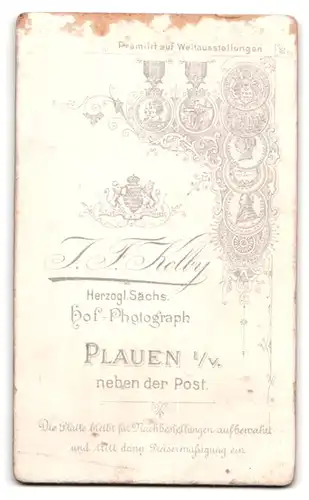 Fotografie J. F. Kolby, Plauen i.V., neben der Post, Portrait junger Mann im karierten Anzug