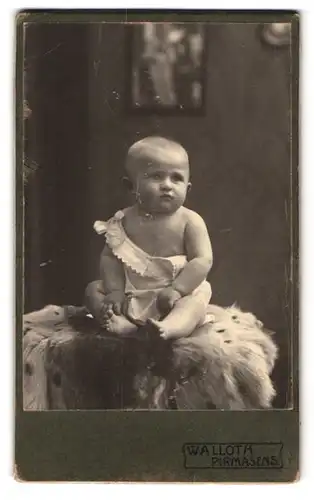 Fotografie Walloth, Pirmasens, Landauerstr. 7, Portrait Kleinkind im Leibchen auf einem Fell sitzend