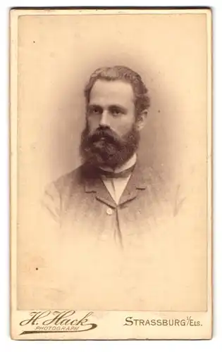 Fotografie H. Hack, Strassburg i. Els., Alt-St. Peter Platz, Portrait Herr im karierten Anzug mit Vollbart