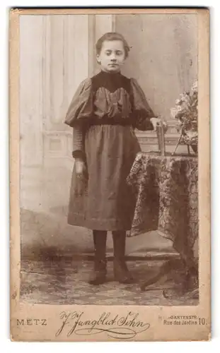 Fotografie J. Jungblut-Sohn, Metz, Rue des Jardins 10, Portrait junges Mädchen im Kleid mit Buch in der Hand