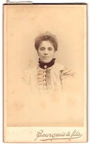 Fotografie Bourgeois & fils, Chalon-s-S., rue de la Colombiere, Portrait Frau im Biedermeierkleid mit Halsband
