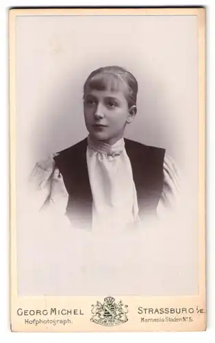 Fotografie Georg Michel, Strassburg i.E., Marnesia-Staden 5, Portrait junges Mädchen im Kleid mit Brosche