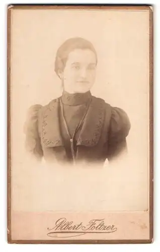 Fotografie Albert Foltzer, Mulhouse, Quai du Fosse 88, Portrait junge Frau im Biedermeierkleid mit Kette