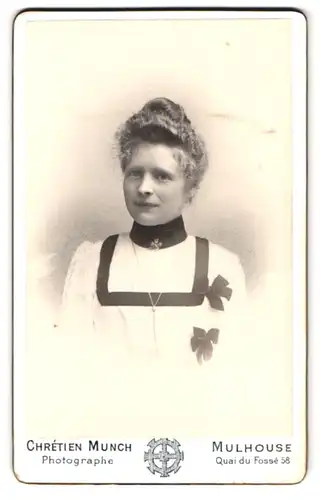 Fotografie Chretien Munch, Mulhouse, Quai du Fosse 58, Portrait junge Frau im weissen Kleid mit Locken