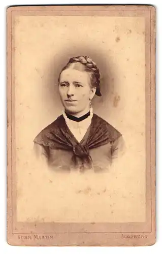 Fotografie Gebr. Martin, Augsburg, Bahnhofstr., Portrait Dame im Kleid mit Halsband und Zopf