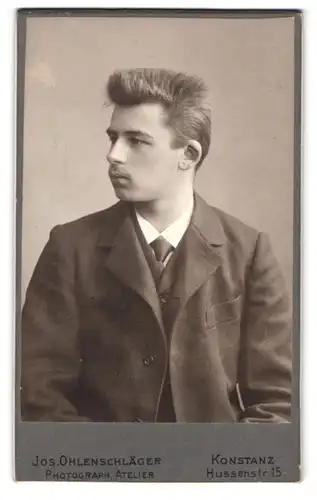 Fotografie Jos. Ohlenschläger, Konstanz, Hussenstr. 15, Portrait junger Mann im Anzug mit Schlips