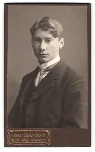 Fotografie Jos. Ohlenschläger, Konstanz, Hussenstr. 15, Portrait junger Mann im Anzug mit Schlips