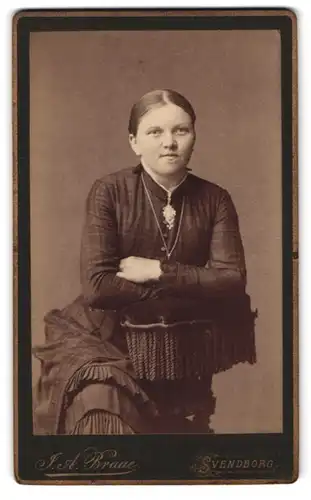 Fotografie J. A. Braae, Svendborg, Gjeritsgade 25, Portrait Dame im karierten Kleid mit Brosche