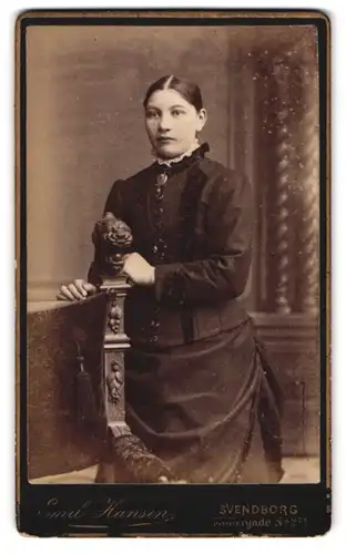 Fotografie Emil Hansen, Svendborg, Möllergade 271, Portrait Dame im dunklen Kleid mit Brosche