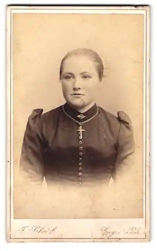 Fotografie J. Schröck, Speyer, Mühlturmstr. 10, Portrait junge Frau im Biedermeierkleid mit Kreuzkette
