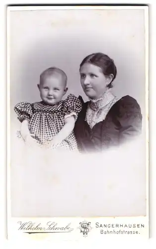 Fotografie Wilhelm Schwabe, Sangerhausen, Bahnhofstr., Portrait Emma Walter im Kleid mit ihrem Kind Emmy