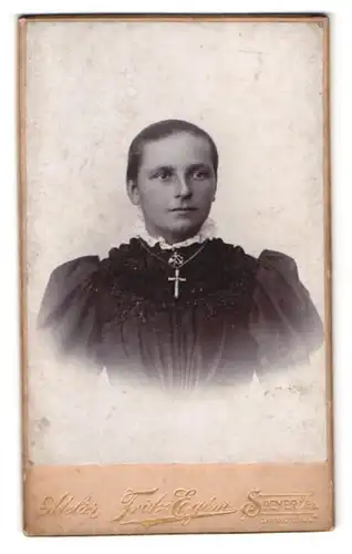 Fotografie Fritz Egem, Speyer a. Rh., Bahnhofstr. 5, Portrait Dame im Biedermeierkleid mit Kreuzkette