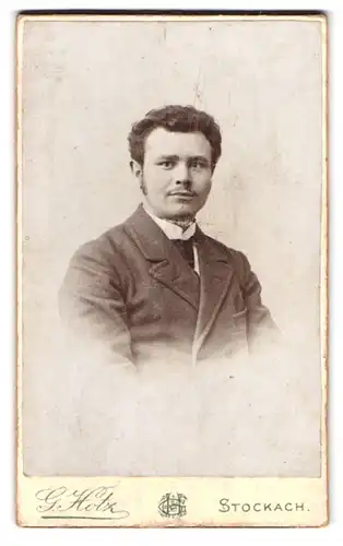 Fotografie G. Holtz, Stockach, Portrait Mann im Anzug mit Schlips und Locken