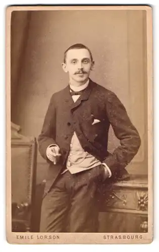 Fotografie Emile Lorson, Strasbourg, Meisengasse 2, Portrait junger Mann im Anzug mit Fliege und Moustache