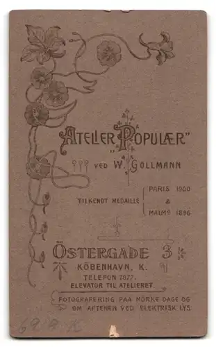 Fotografie Atelier Populaer, Köbenhavn, Östergade 3, Kleines Mädchen neben einer Bank