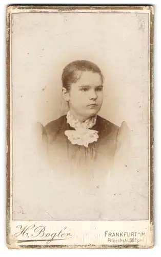 Fotografie H. Bogler, Frankfurt a. M., Bleichstr. 38, Junge Dame im Kleid mit Halstuch