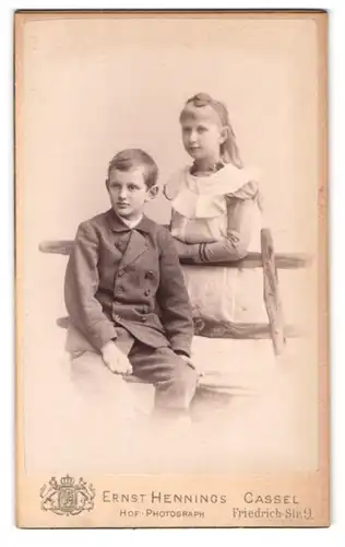 Fotografie Ernst Hennings, Cassel, Friedrich-Str. 9, Geschwister in eleganter Kleidung am Zaun