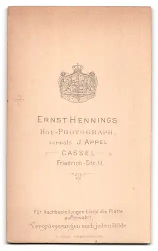 Fotografie Ernst Hennings, Cassel, Friedrich-Str. 9, Geschwister in eleganter Kleidung am Zaun