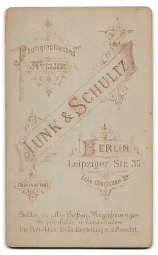 Fotografie Junk & Schultz, Berlin, Leipzigerstr. 35, Stämmiger Mann im Anzug mit Oberlippenbart