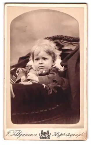 Fotografie F. Tellgmann, Hersfeld-Eschwege, Kleines Mädchen im Kinderwagen