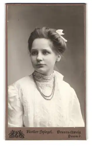 Fotografie Atelier Spiegel, Braunschweig, Damm 9, Junge Frau im weissen Kleid mit Perlenkette, Schleife im Haar