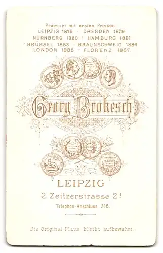 Fotografie Georg Brokesch, Leipzig, Zeitzerstrasse 2, Baby im weissen Kleid mit Glatze