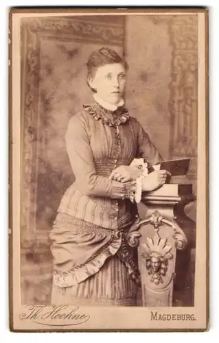 Fotografie Theodor Hoehne, Magdeburg, Breiteweg 165, Dame im Kleid mit Buch