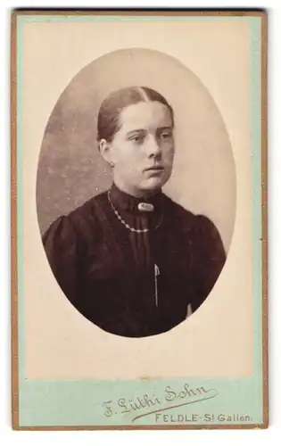 Fotografie F. Lüthi Sohn, St. Gallen, Junge Dame im Kleid mit Mittelscheitel