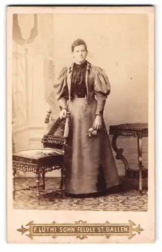 Fotografie F. Lüthi Sohn, St. Gallen, Frau im Kleid mit Blumenstrauss