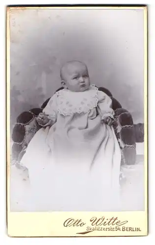 Fotografie Otto Witte, Berlin, Skalitzerstr. 54, Baby im weissen Kleid mit Spitzkragen